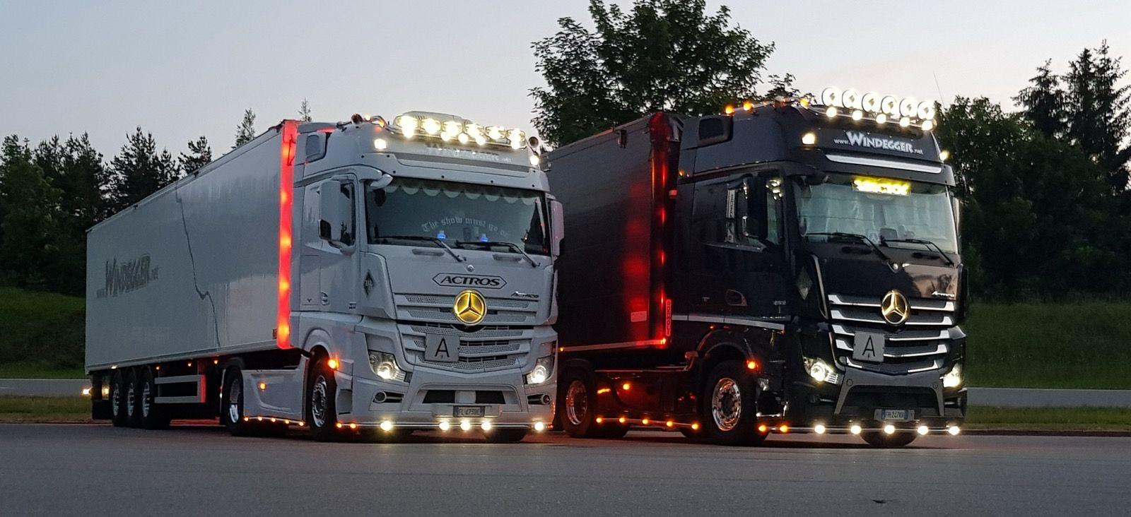 Zwei Windegger Mercedes Actros bei Nacht